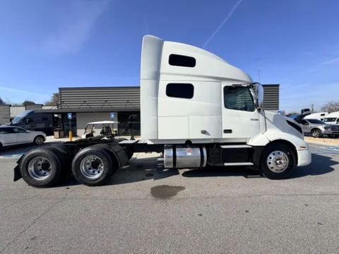 2023 Volvo VNL 760 - image 2
