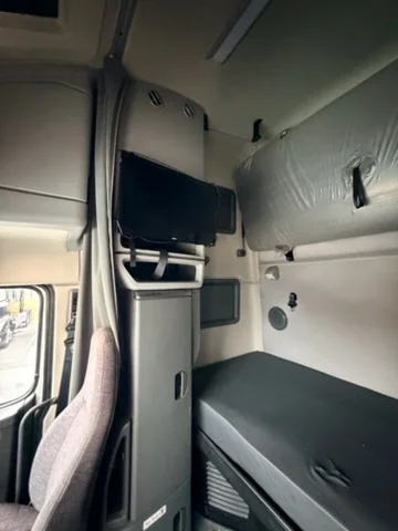 2023 Volvo VNL 760 - image 11