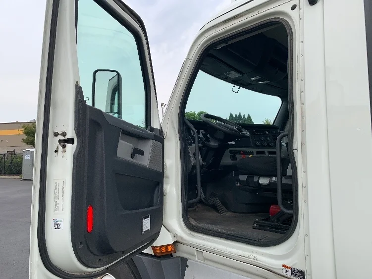 2019 Freightliner Cascadia - image 9