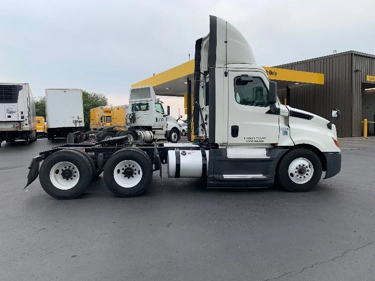 2019 Freightliner Cascadia - image 8