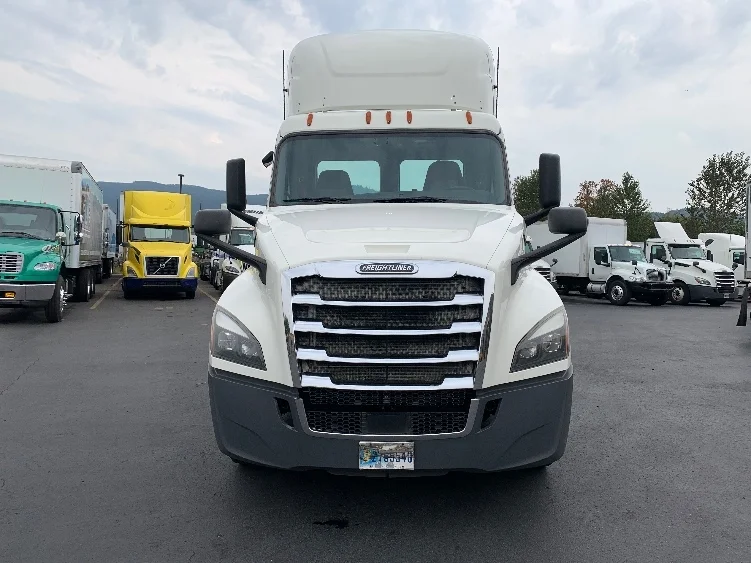2019 Freightliner Cascadia - image 2