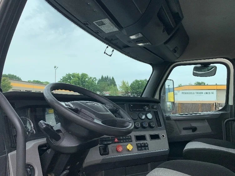 2019 Freightliner Cascadia - image 10