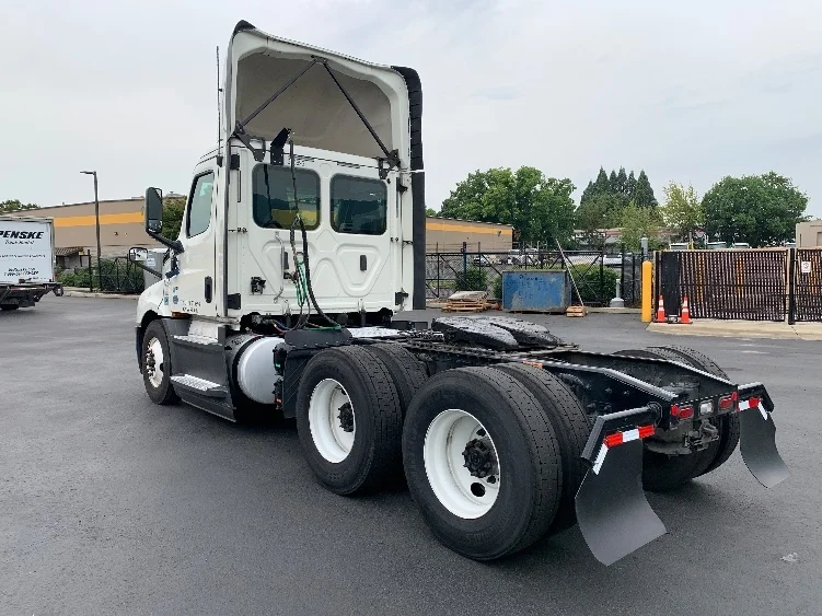 2019 Freightliner Cascadia - image 5