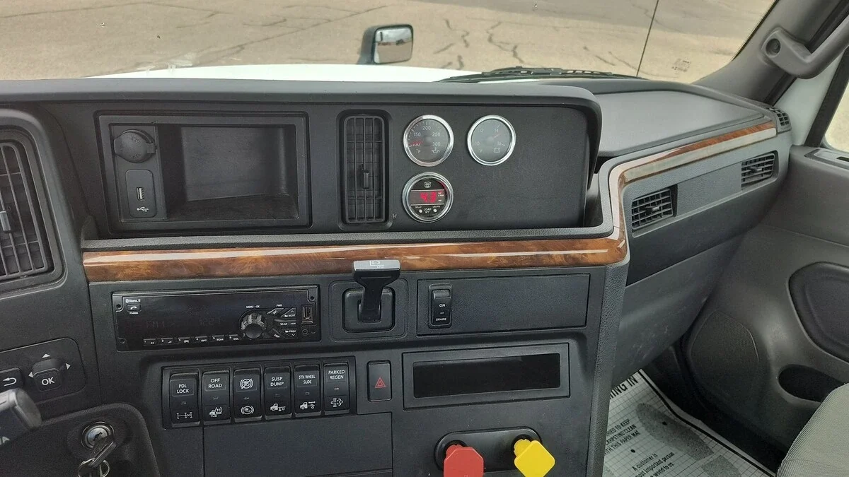 2018 International LT - image 5