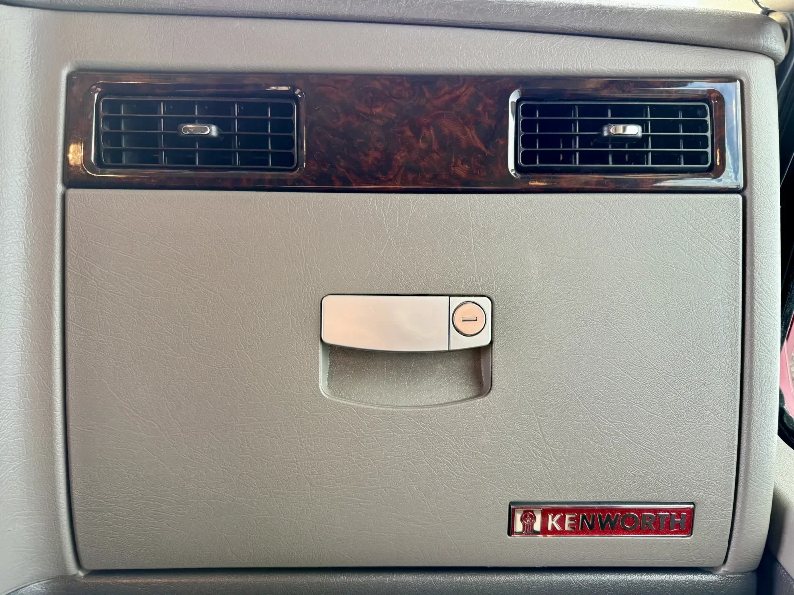 2016 Kenworth T800 - image 19