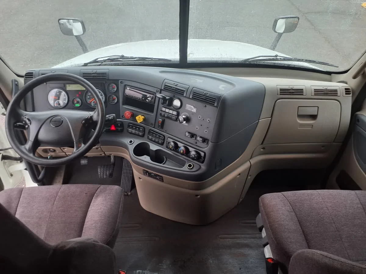 2020 Freightliner Cascadia - image 7