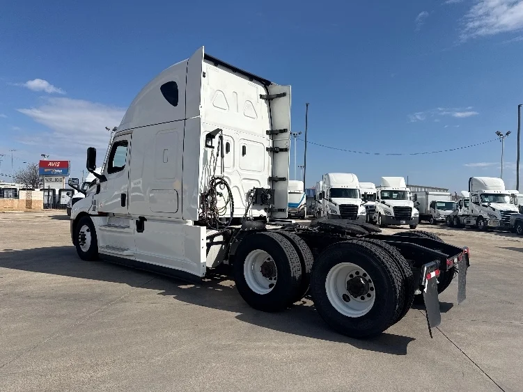 2022 Freightliner Cascadia in Arlington, TX — photo 5