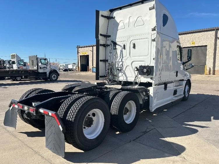 2022 Freightliner Cascadia in Arlington, TX — photo 7