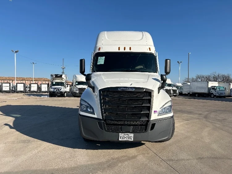 2022 Freightliner Cascadia in Arlington, TX — photo 2
