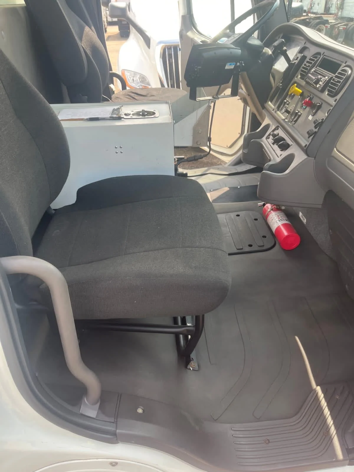 2018 Freightliner M2 106 in Minneapolis, MN — photo 13