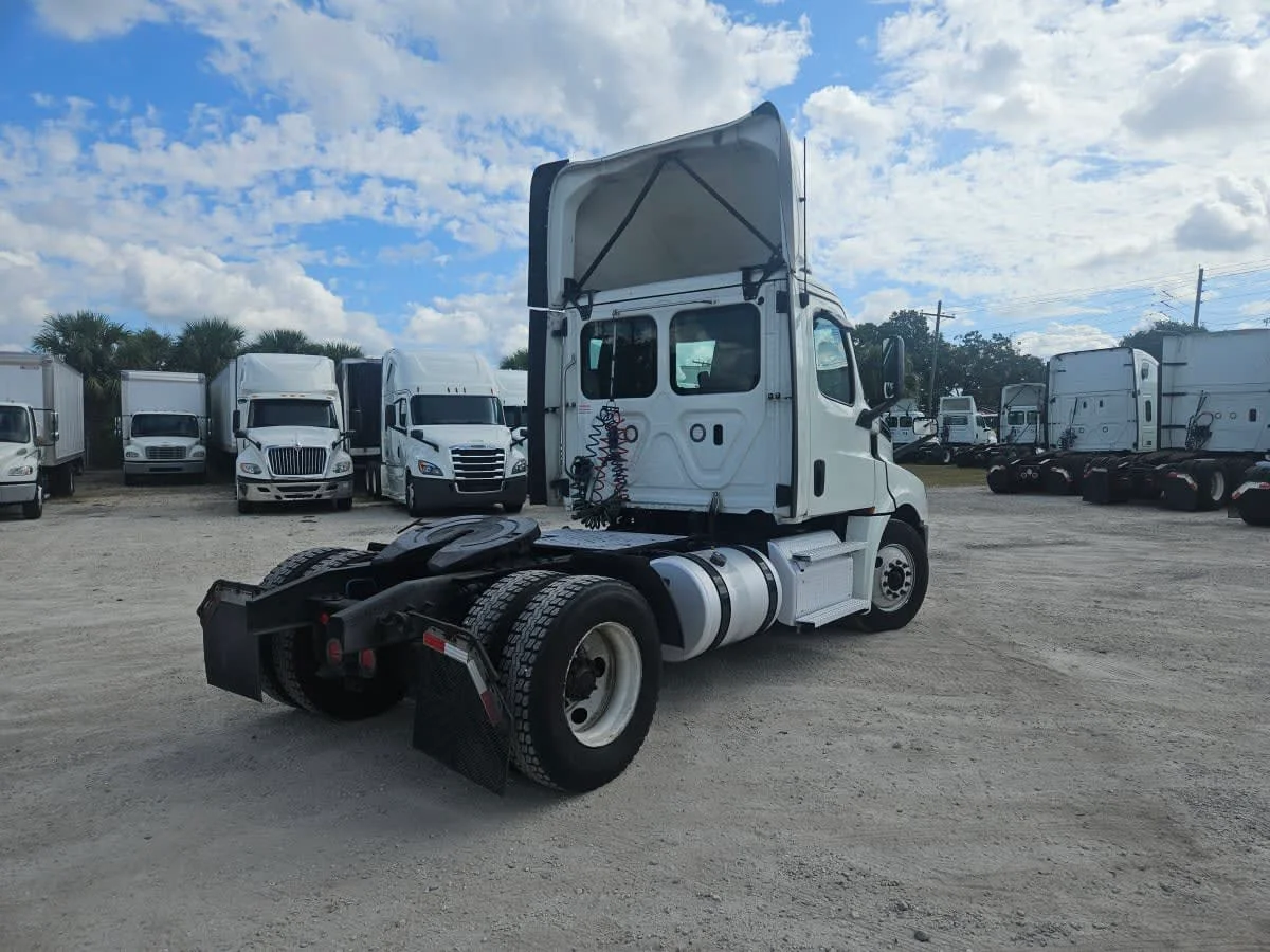 2020 Freightliner Cascadia in Orlando, FL — photo 4