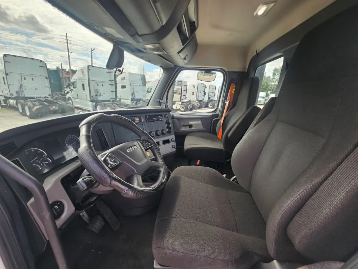 2020 Freightliner Cascadia - image 7