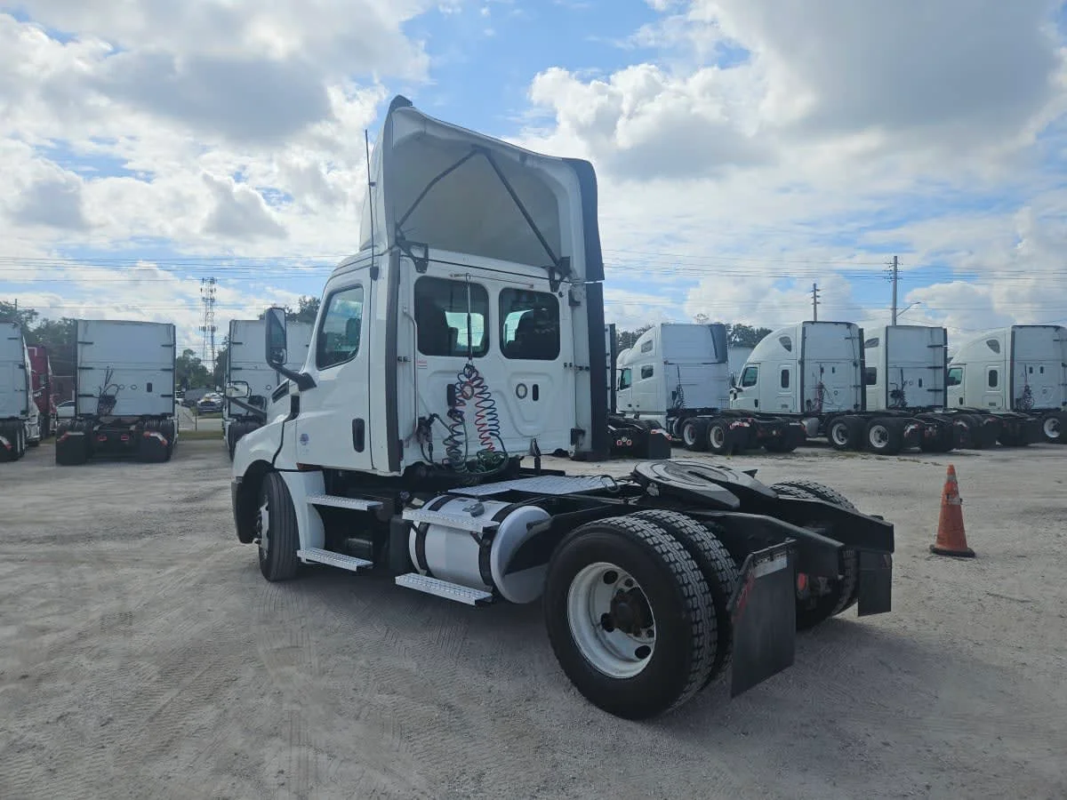 2020 Freightliner Cascadia in Orlando, FL — photo 6