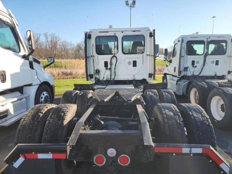 2016 Freightliner Cascadia - image 4