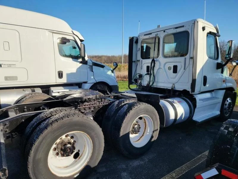 2016 Freightliner Cascadia - image 3