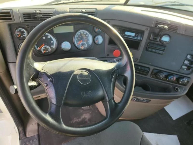 2016 Freightliner Cascadia - image 6