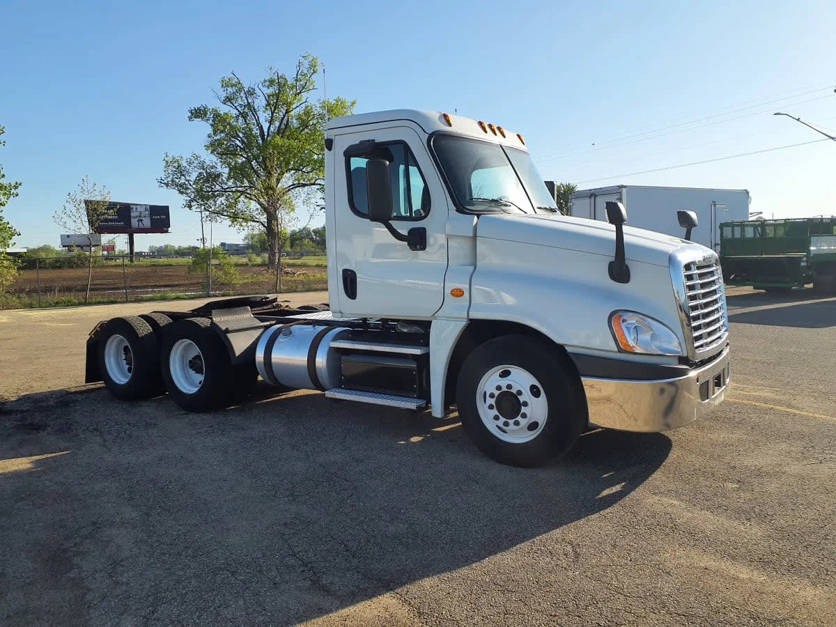 2018 Freightliner Cascadia - image 3