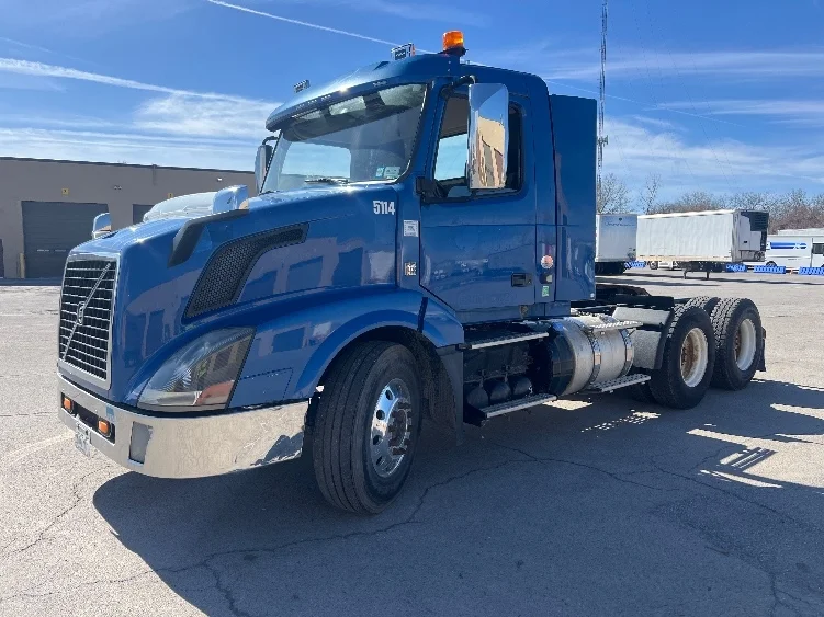 2017 Volvo VNL 300 - image 3