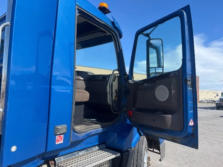 2017 Volvo VNL 300 - image 10