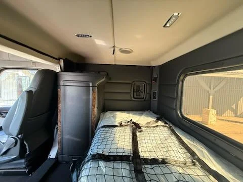 2027 Peterbilt 589 - image 8