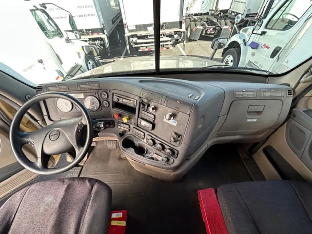 2016 Freightliner Cascadia - image 7