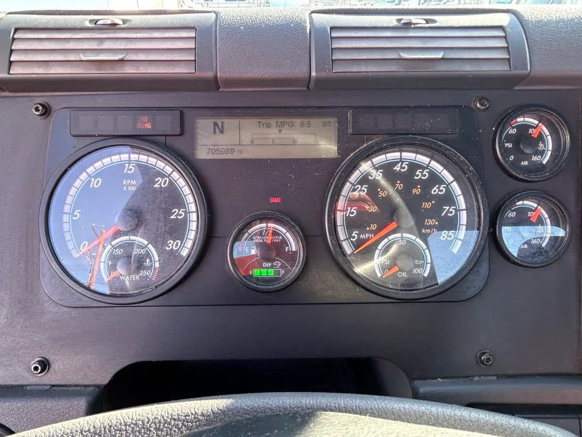 2016 Freightliner Cascadia - image 9