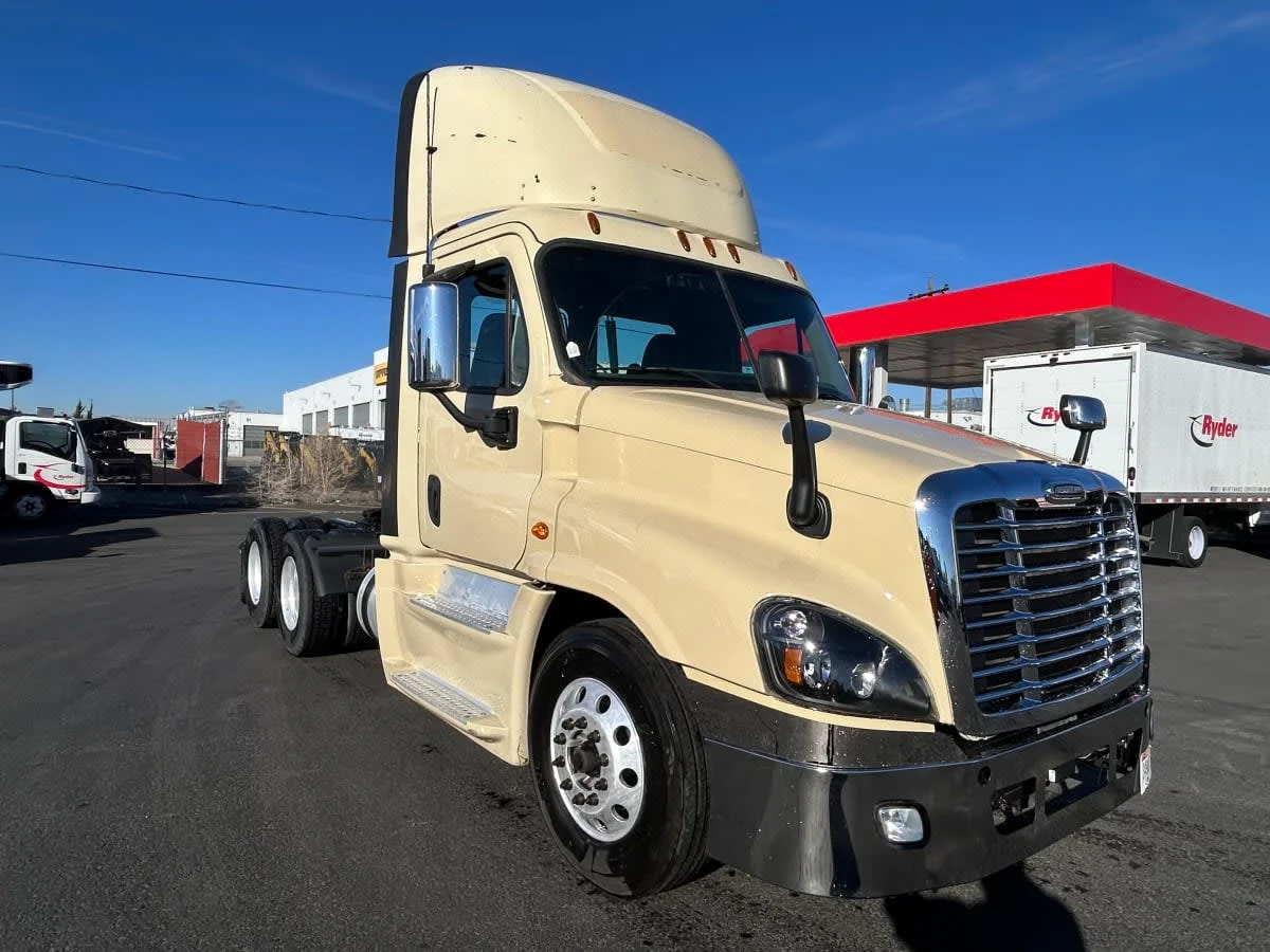 2016 Freightliner Cascadia in West Sacramento, CA — photo 3