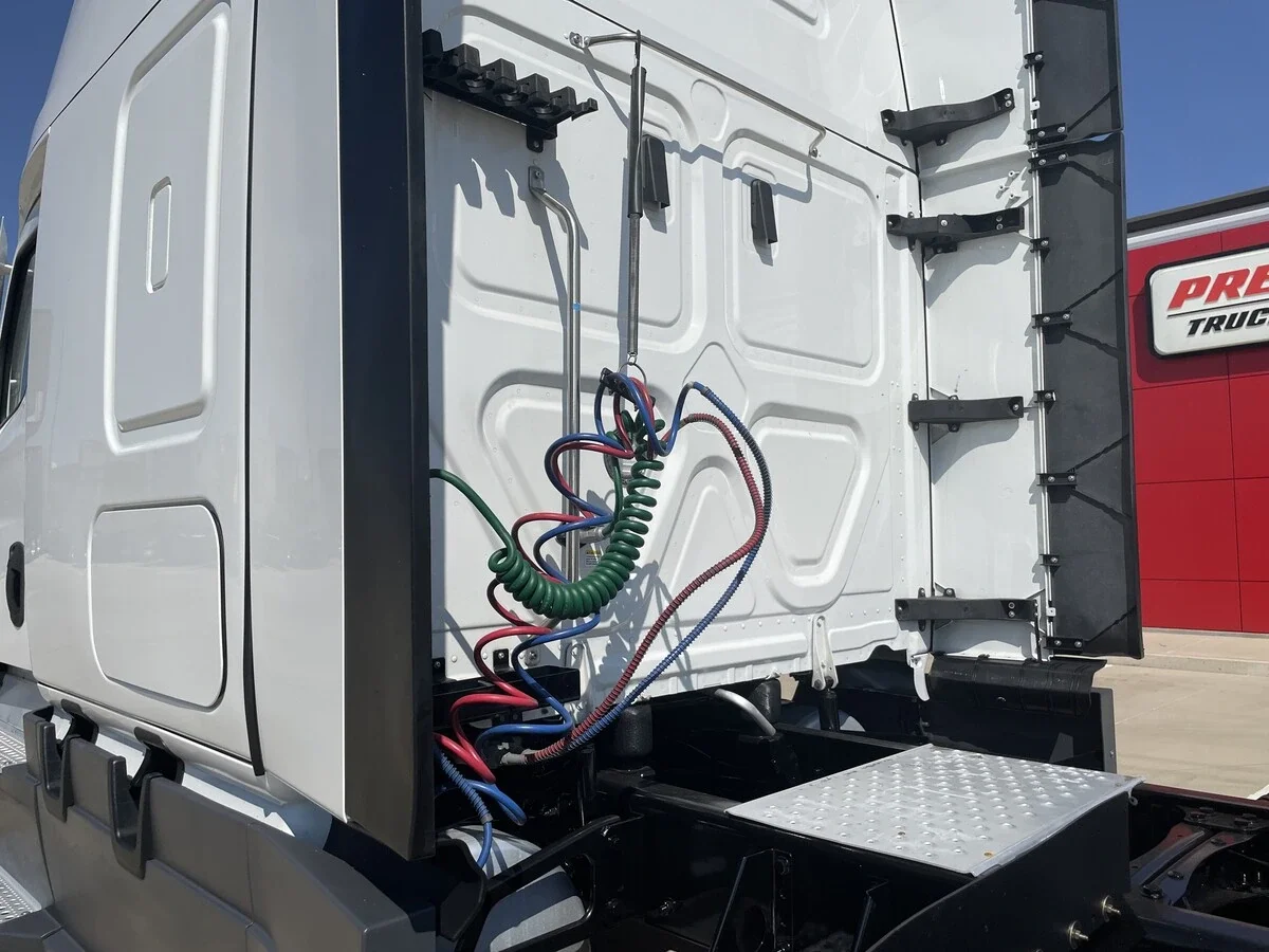 2023 Freightliner Cascadia - image 9