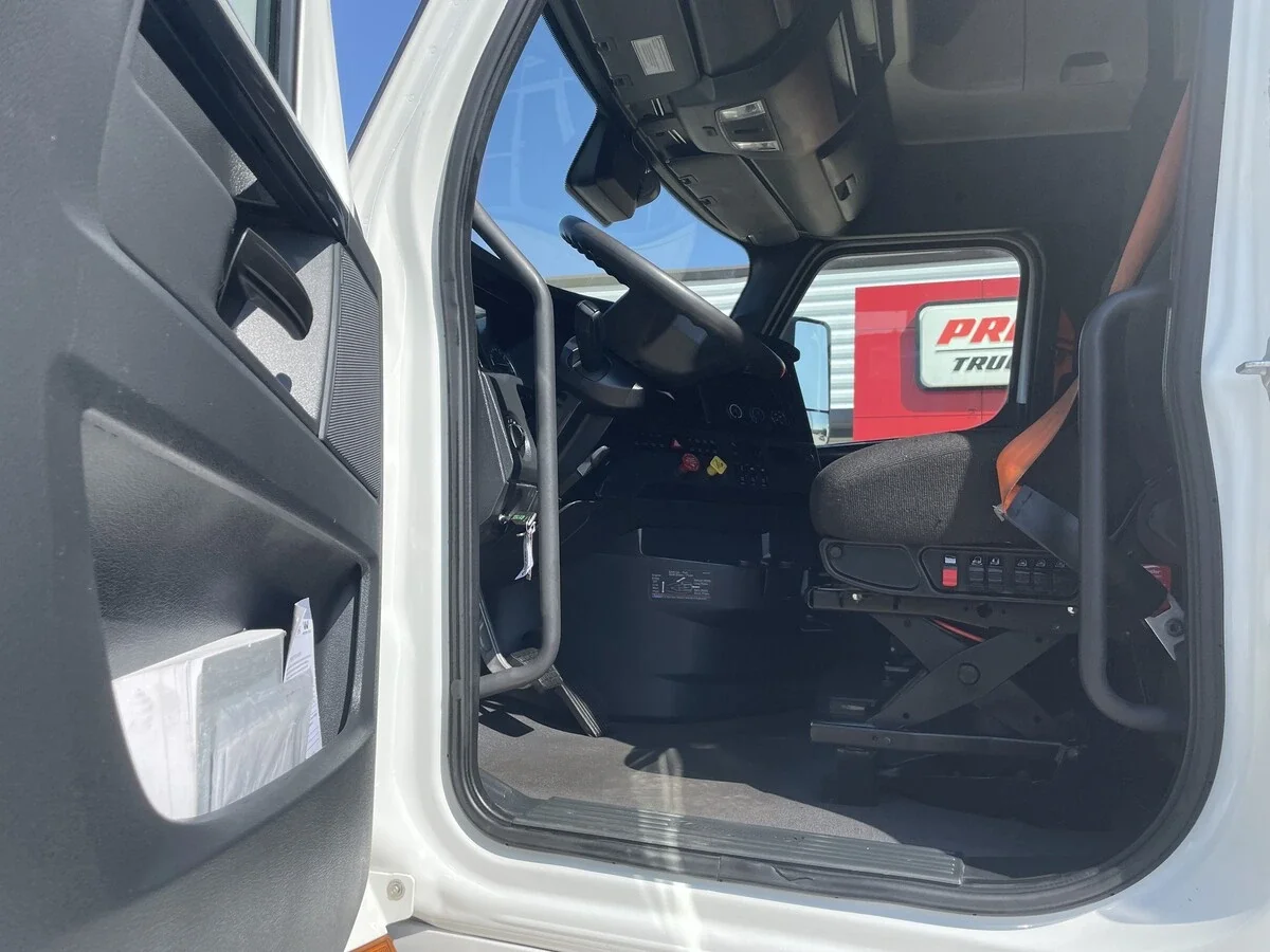 2023 Freightliner Cascadia - image 15