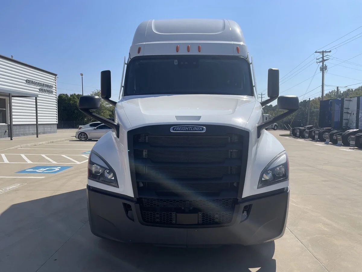 2023 Freightliner Cascadia - image 2