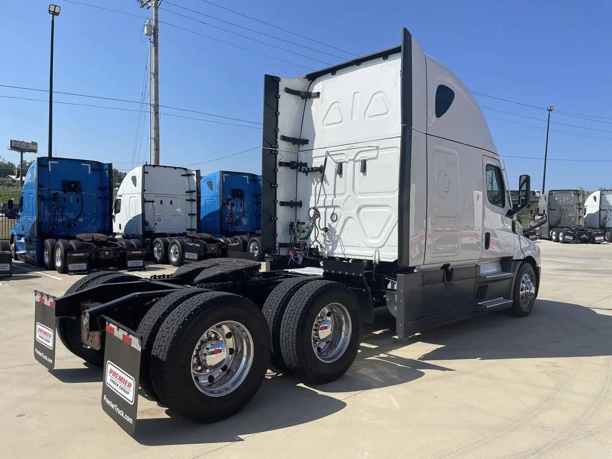 2023 Freightliner Cascadia - image 7