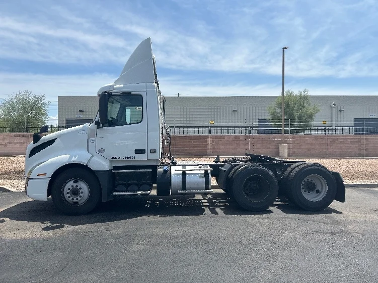 2019 Volvo VNL 300 in Phoenix, AZ — photo 4