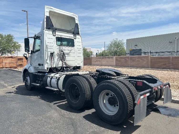 2019 Volvo VNL 300 in Phoenix, AZ — photo 5