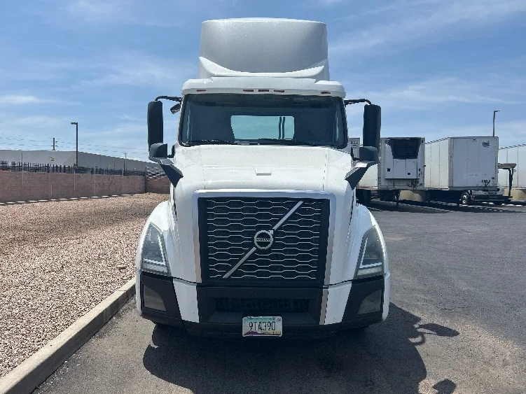 2019 Volvo VNL 300 in Phoenix, AZ — photo 2