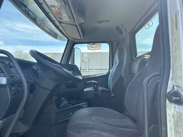 2019 Volvo VNL 300 in Phoenix, AZ — photo 10
