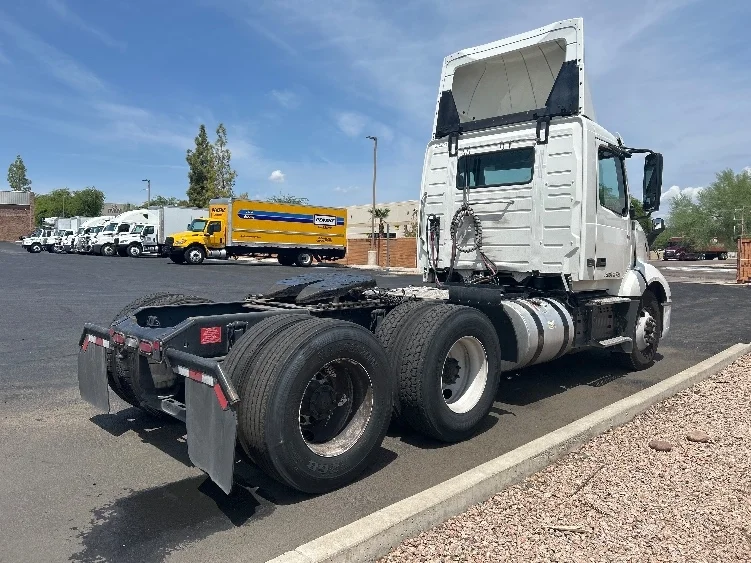 2019 Volvo VNL 300 in Phoenix, AZ — photo 7