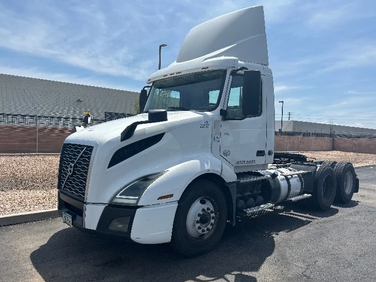 2019 Volvo VNL 300 in Phoenix, AZ — photo 3