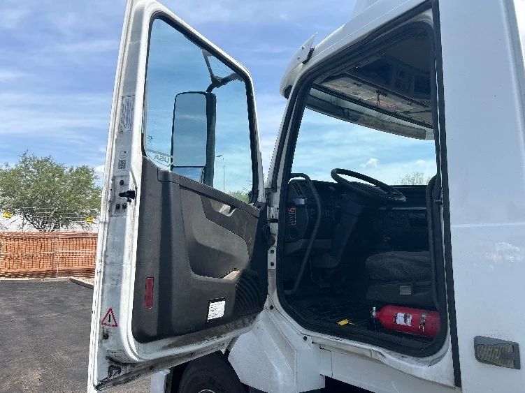 2019 Volvo VNL 300 in Phoenix, AZ — photo 9
