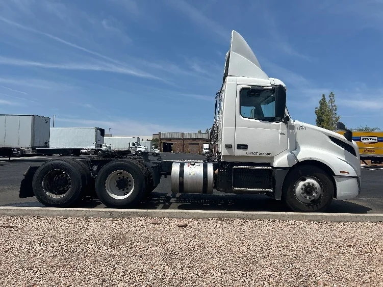 2019 Volvo VNL 300 in Phoenix, AZ — photo 8