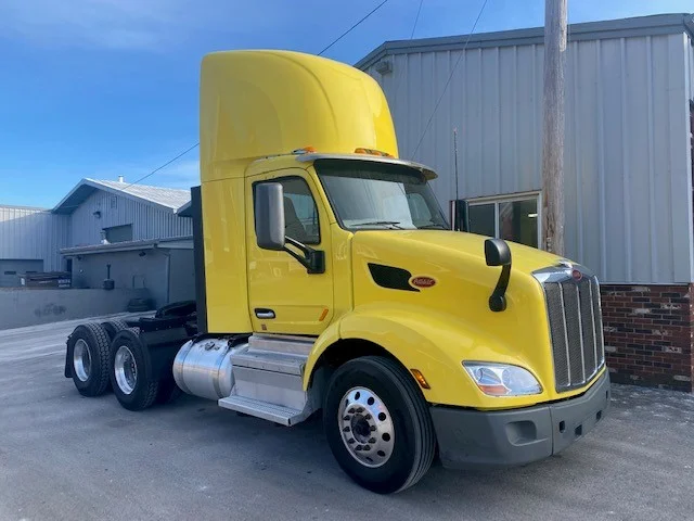 2021 Peterbilt 579 - image 2