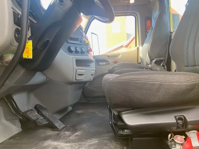 2021 Peterbilt 579 - image 10