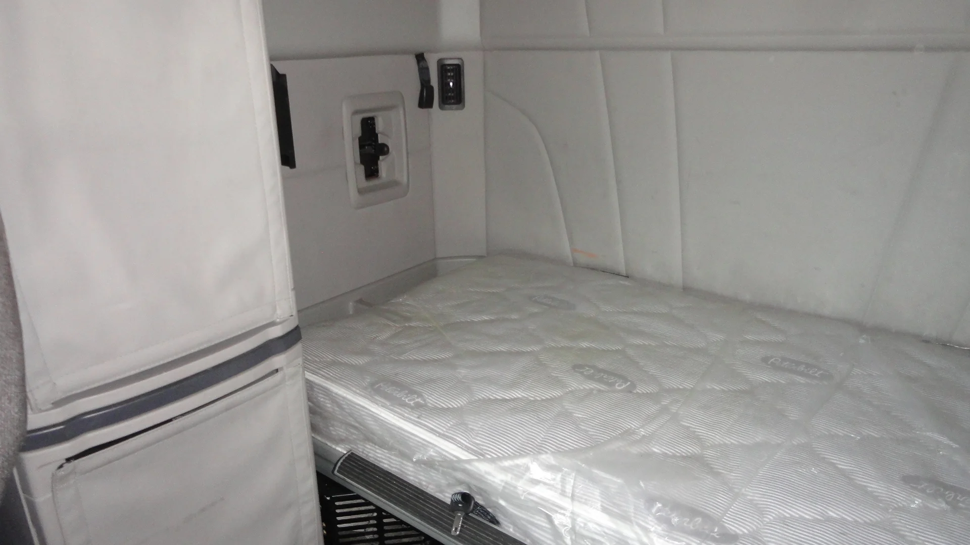 2022 Peterbilt 579 - image 8