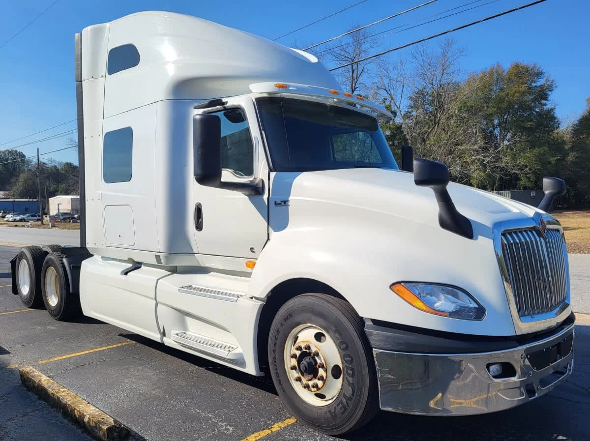 2020 International LT - image 3