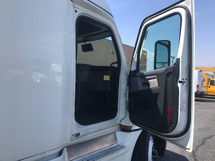 2021 Freightliner Cascadia - image 10