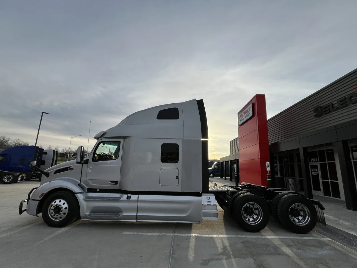 2023 Peterbilt 579 - image 2