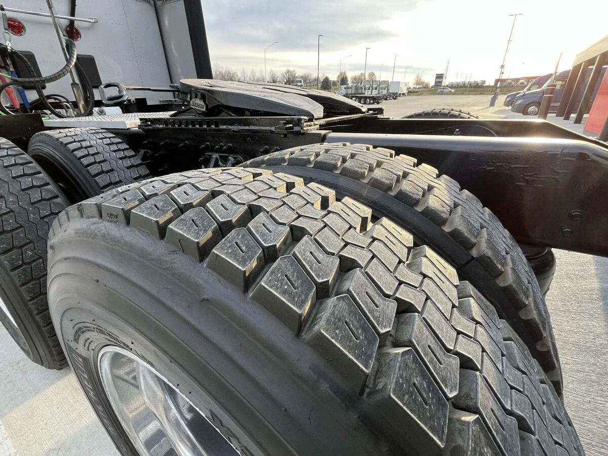 2023 Peterbilt 579 - image 3