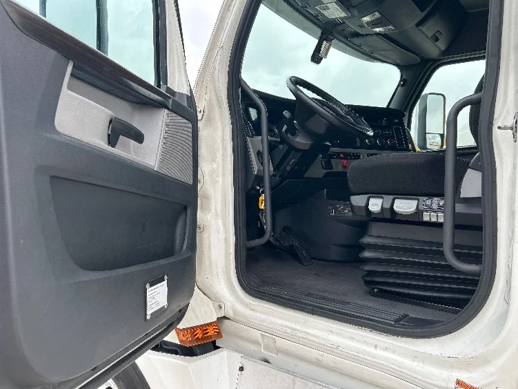 2020 Freightliner Cascadia in San Antonio, TX — photo 9