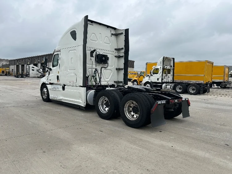 2020 Freightliner Cascadia in San Antonio, TX — photo 5