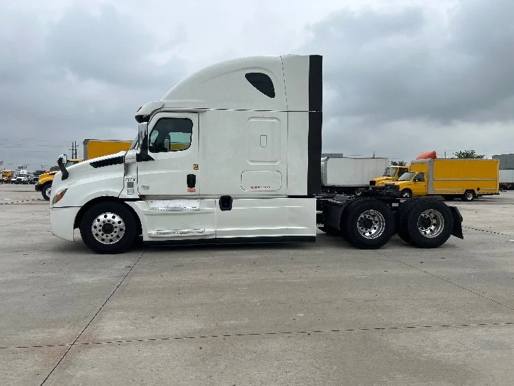 2020 Freightliner Cascadia in San Antonio, TX — photo 4