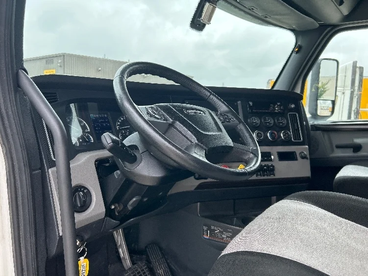2020 Freightliner Cascadia in San Antonio, TX — photo 10